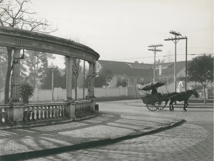 Praça Miguel Couto, a pracinha do Batel 