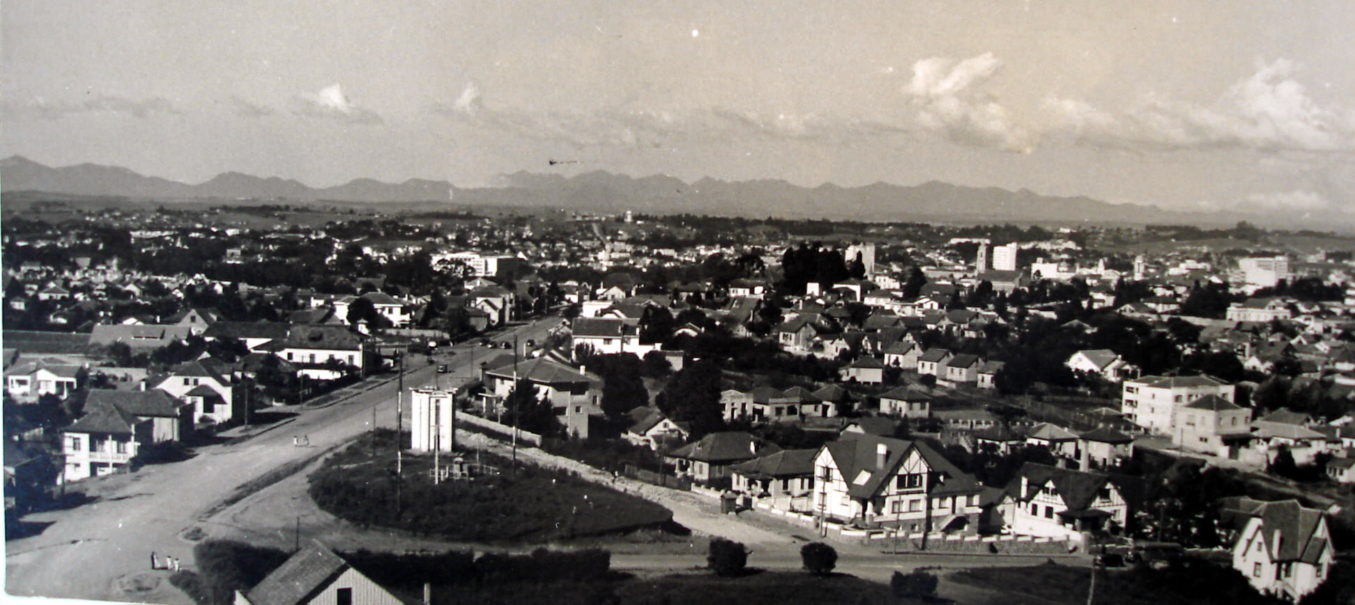 Vista aérea da avenida Manoel Ribas - Década de 1950 