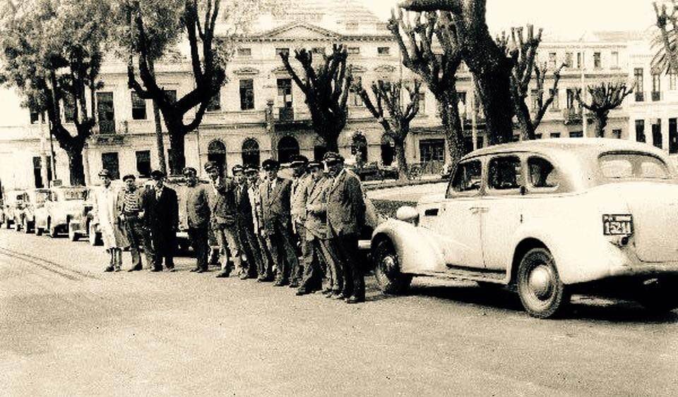 Taxistas na antiga Estação Ferroviária de Curitiba - Década de 1950