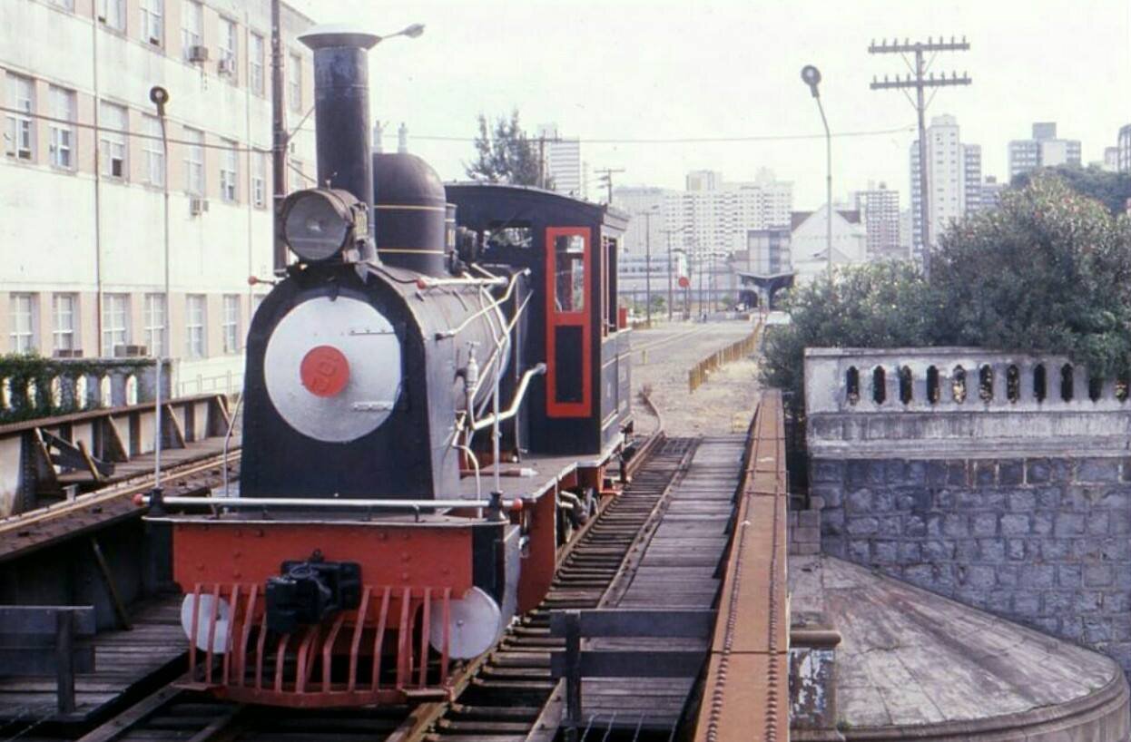 Locomotiva na Ponte Preta da rua João Negrão - 1990