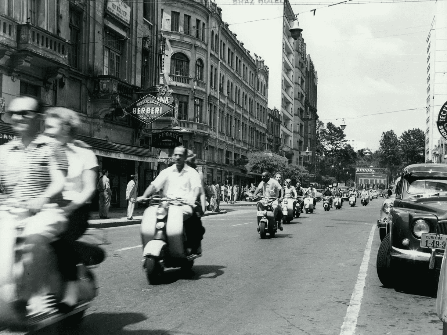 Desfile de motonetas na avenida Luiz Xavier - 1953